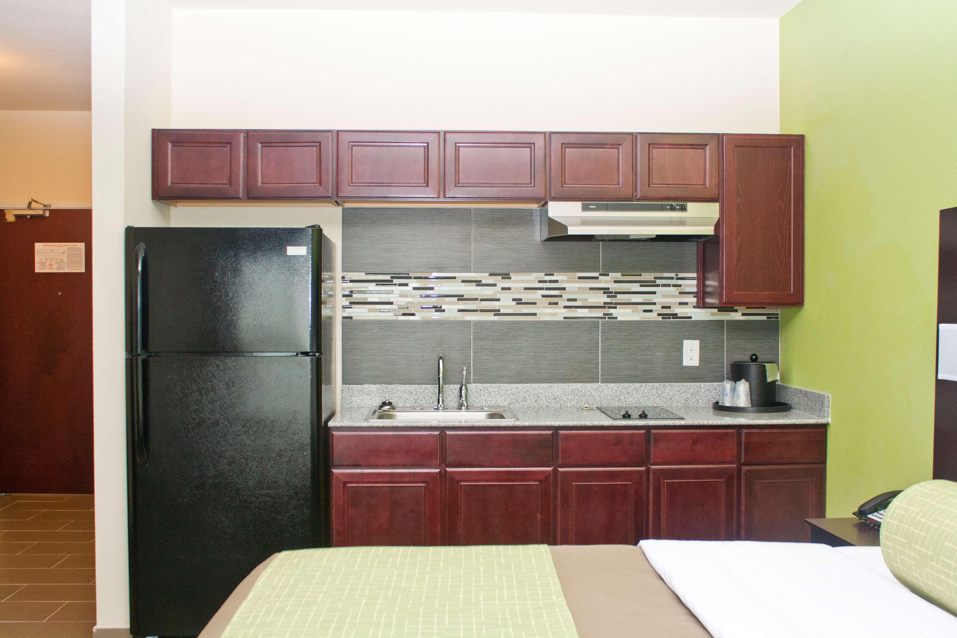 Best Western Plus Pratt Exterior photo