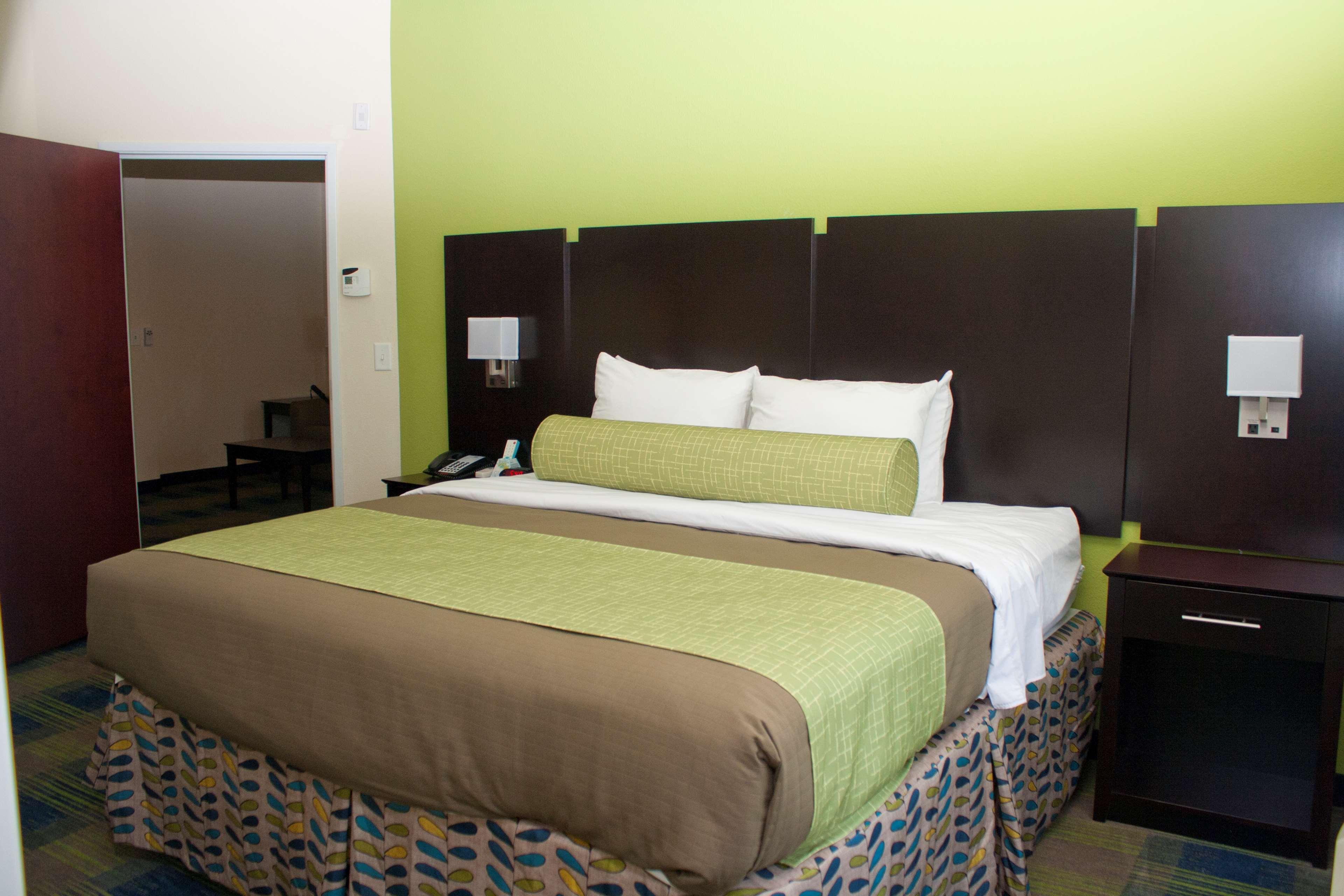 Best Western Plus Pratt Exterior photo