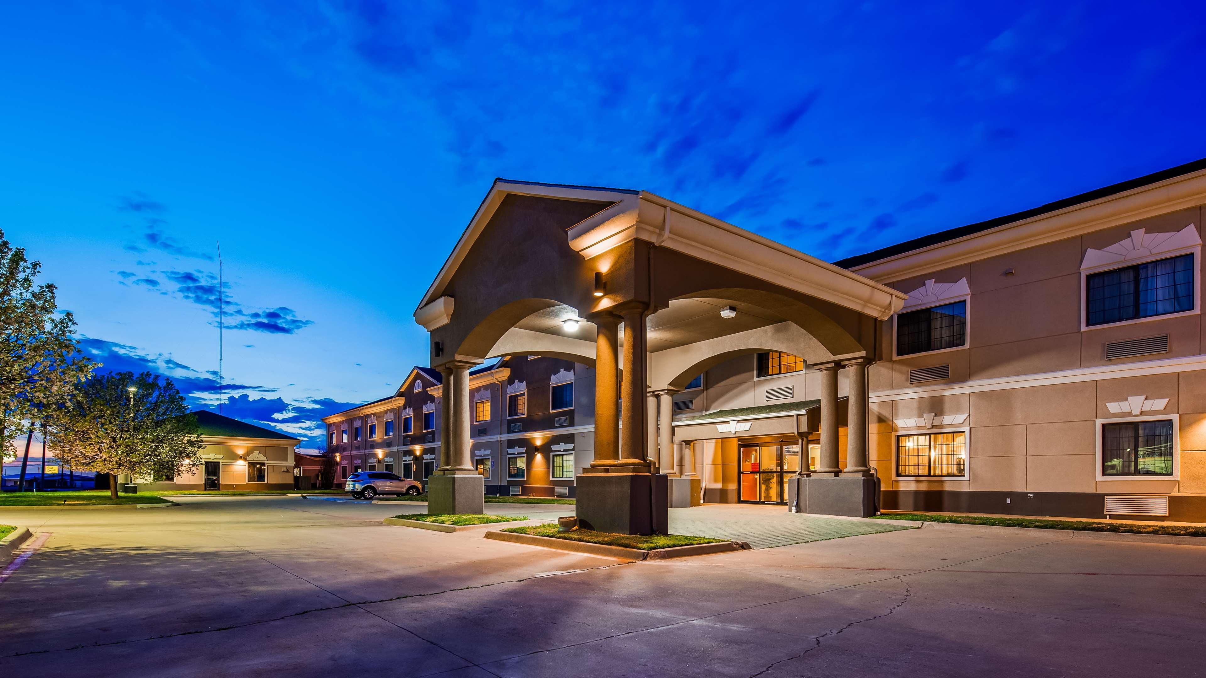 Best Western Plus Pratt Exterior photo