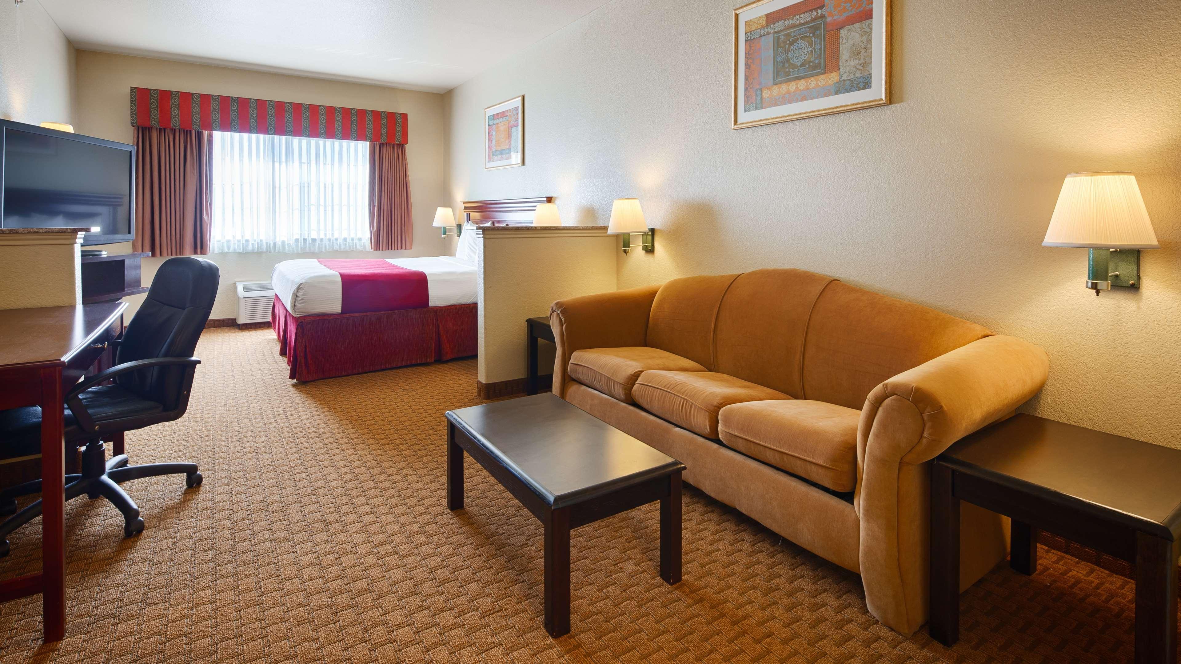 Best Western Plus Pratt Exterior photo