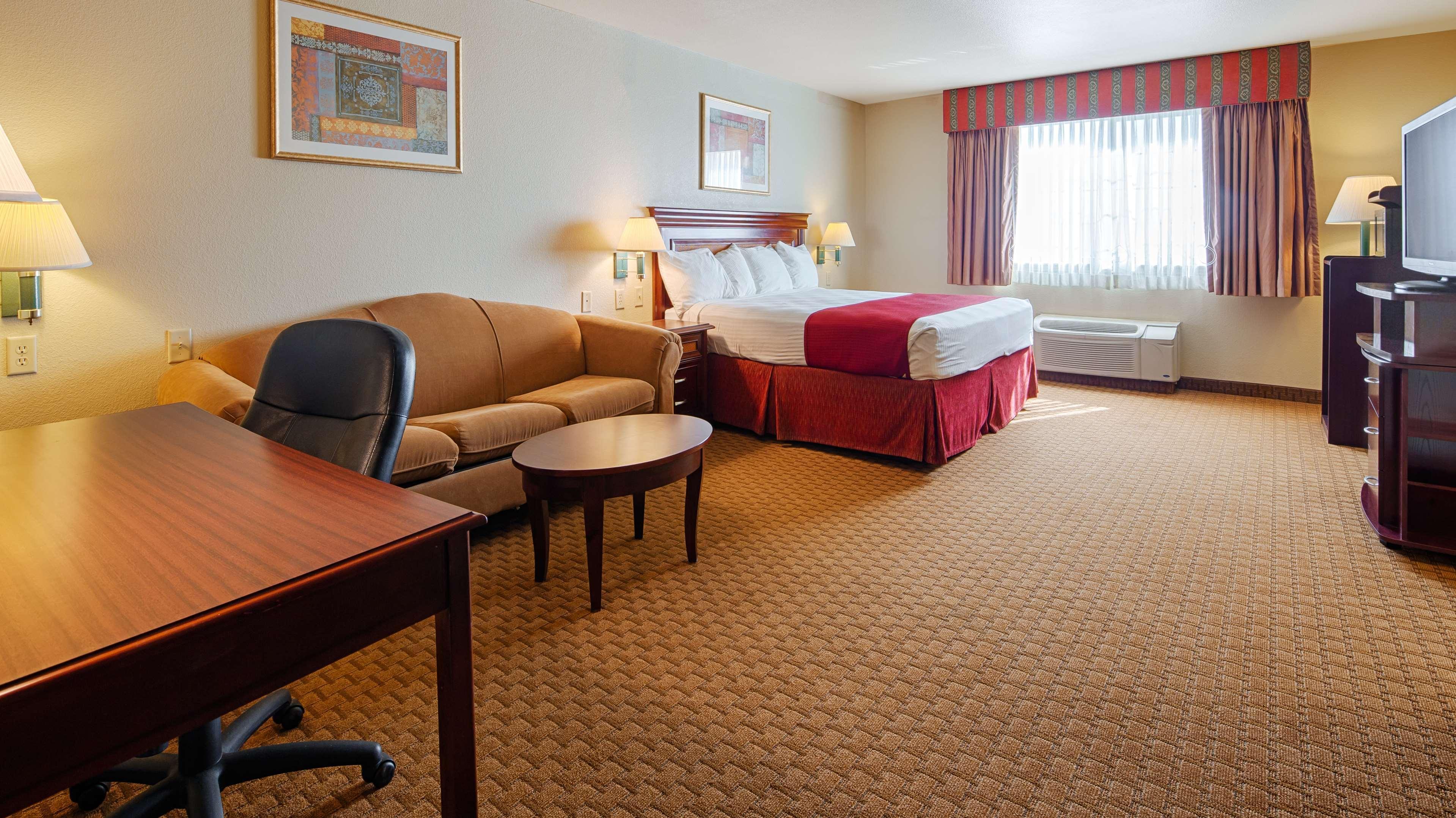 Best Western Plus Pratt Exterior photo