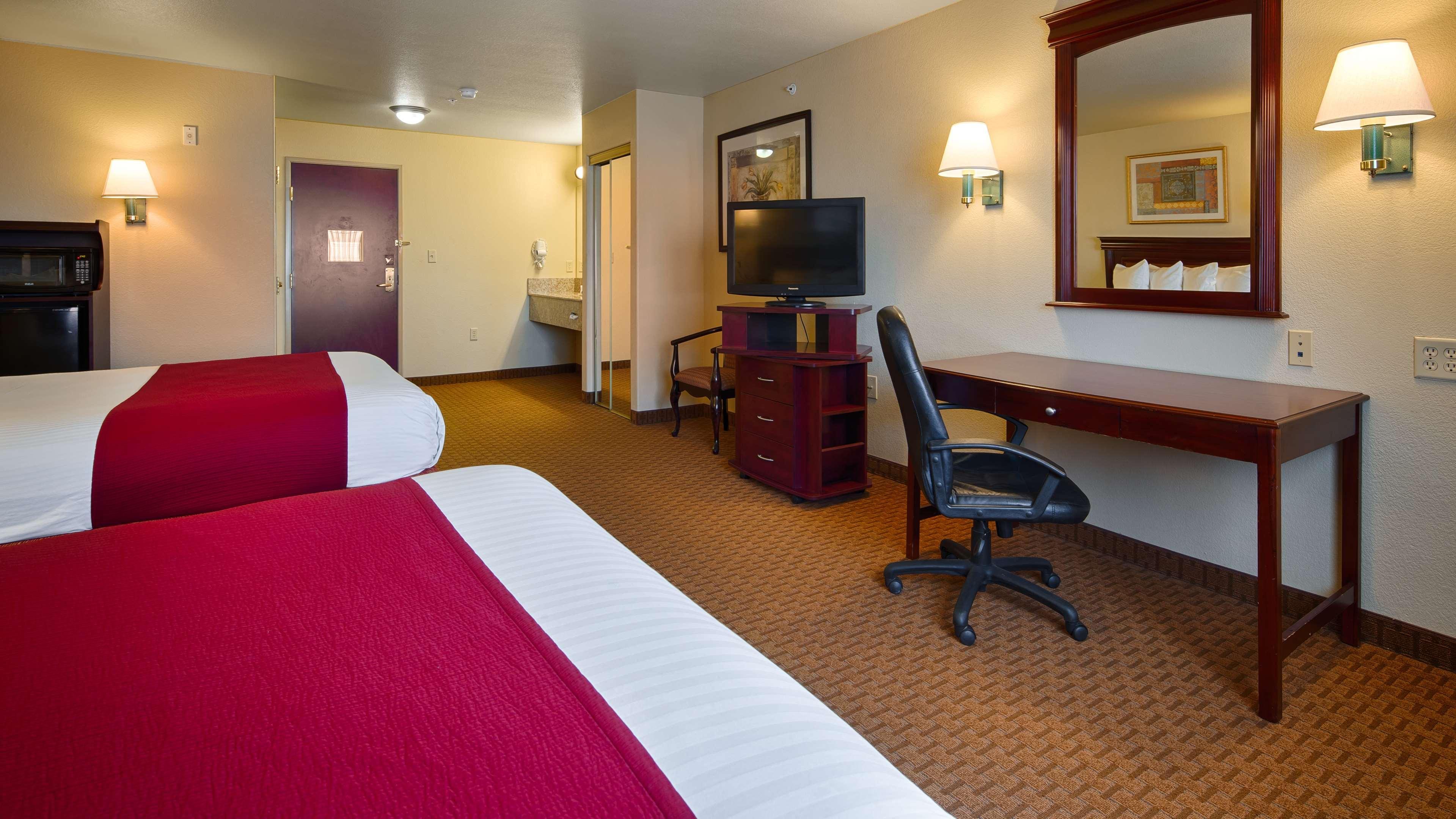 Best Western Plus Pratt Exterior photo