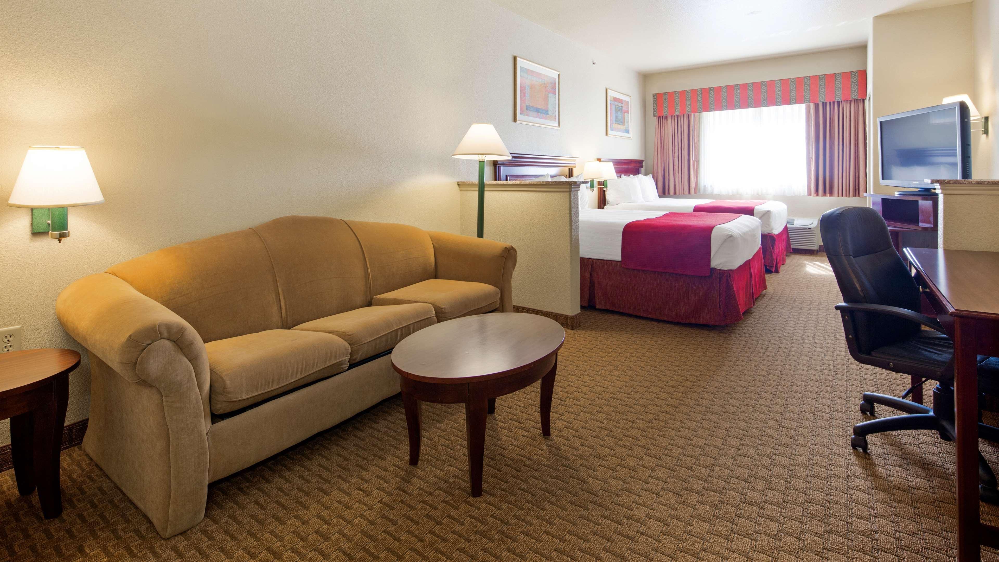 Best Western Plus Pratt Exterior photo
