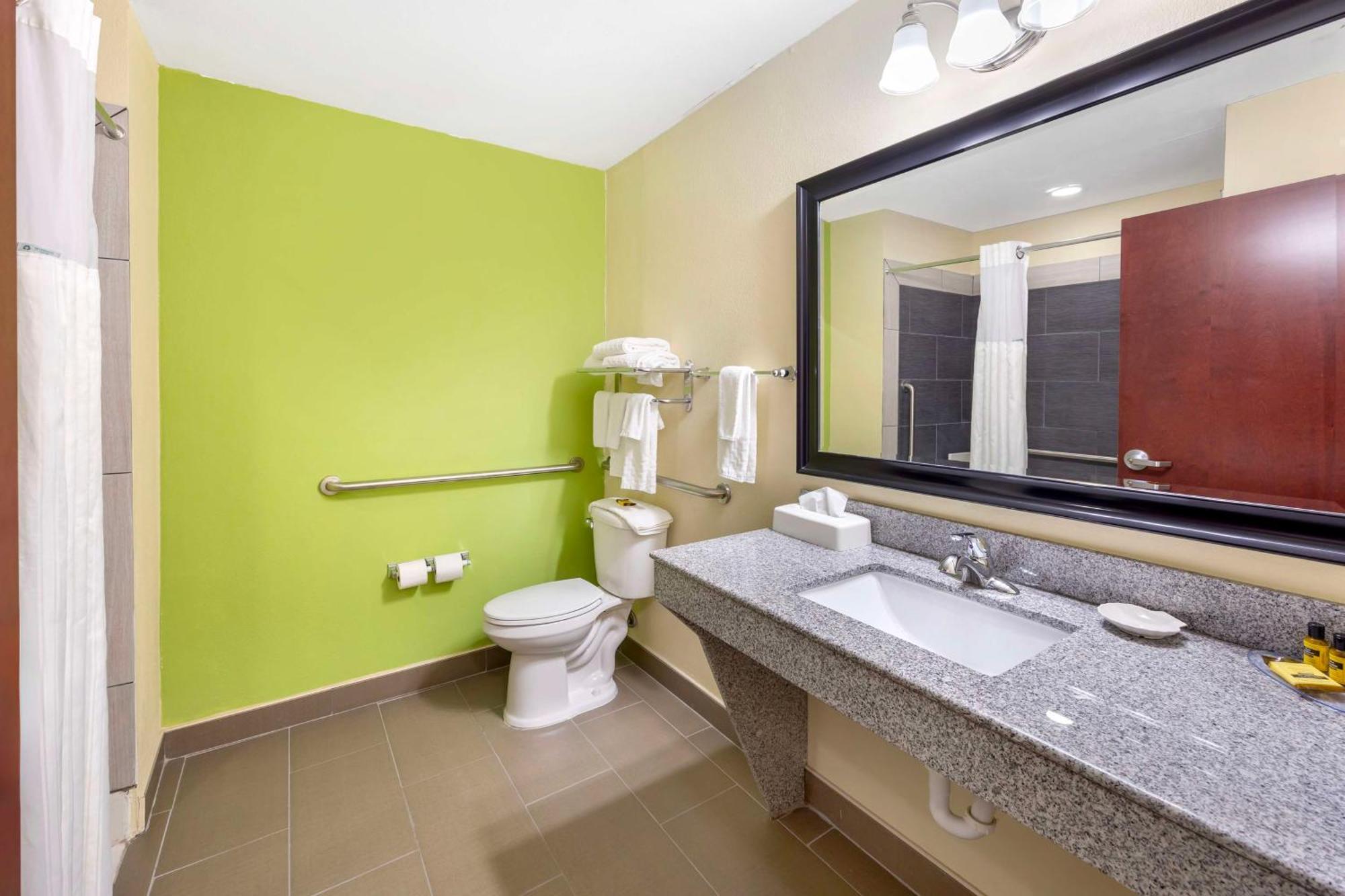 Best Western Plus Pratt Exterior photo