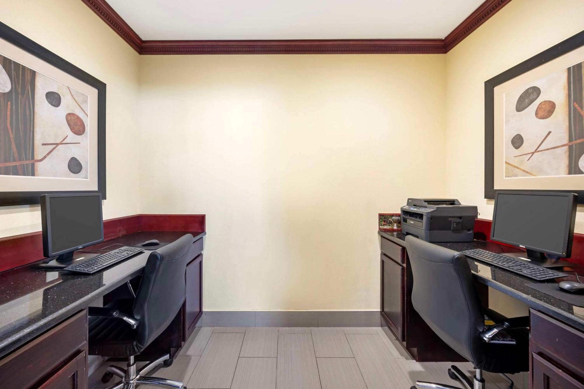 Best Western Plus Pratt Exterior photo