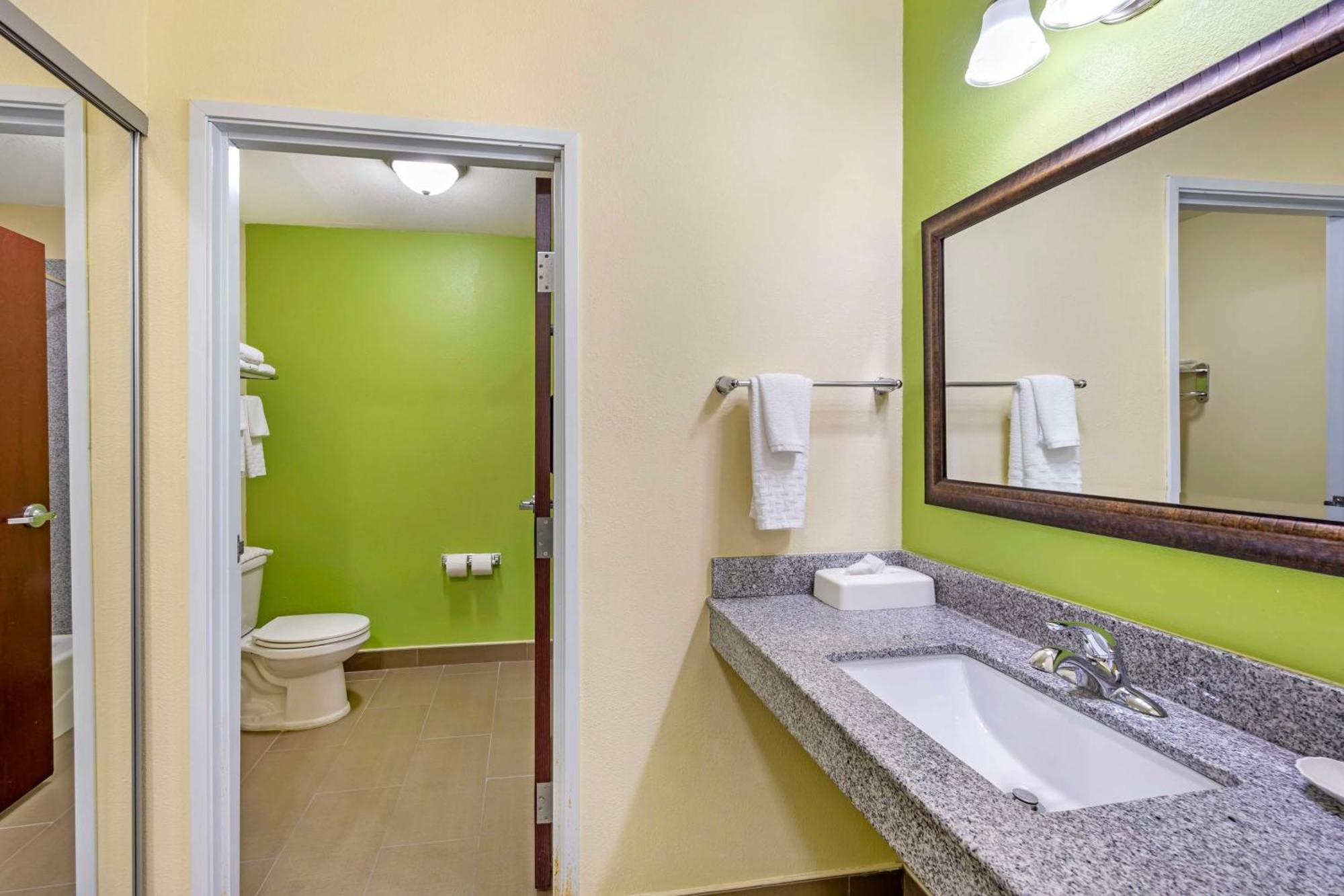 Best Western Plus Pratt Exterior photo