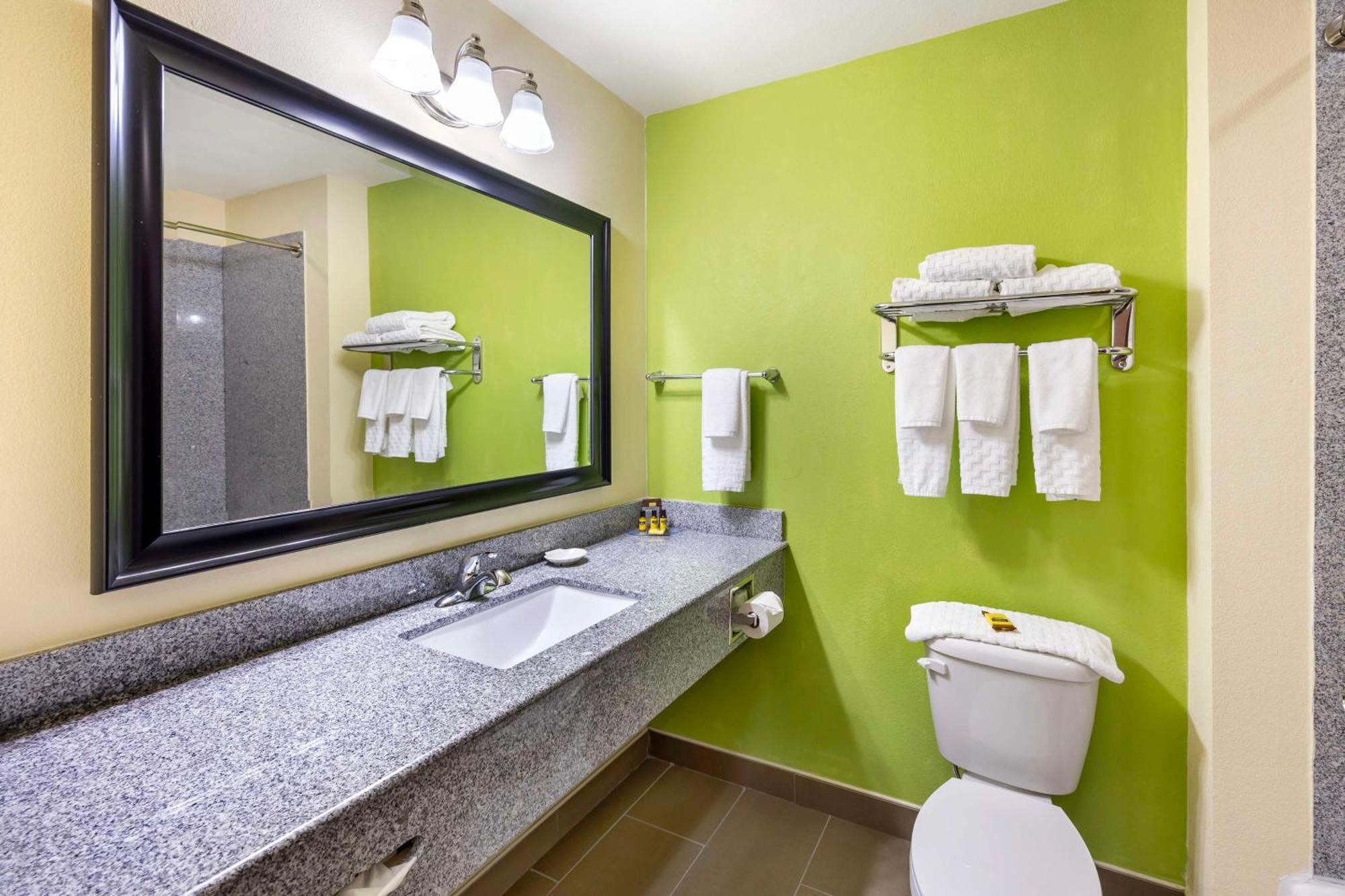 Best Western Plus Pratt Exterior photo