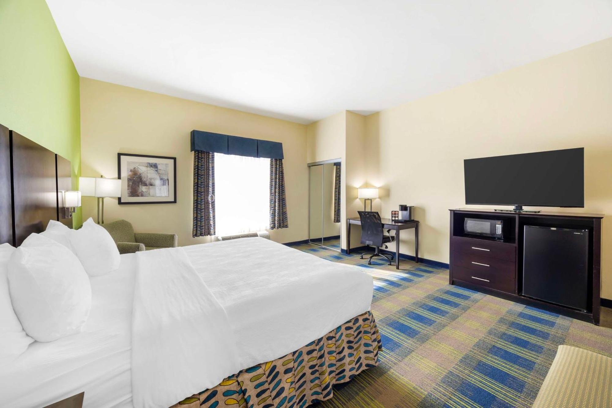 Best Western Plus Pratt Exterior photo