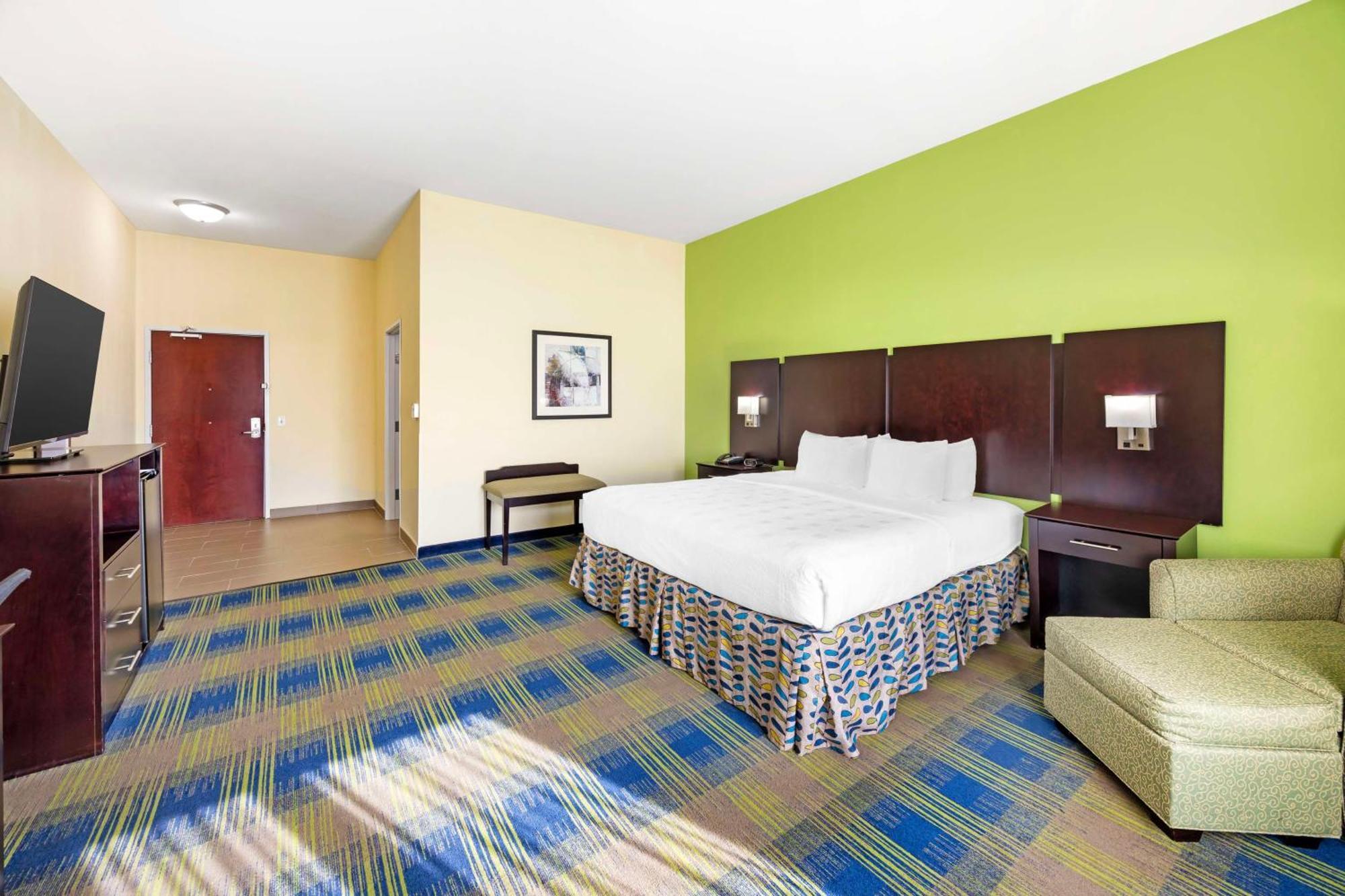 Best Western Plus Pratt Exterior photo