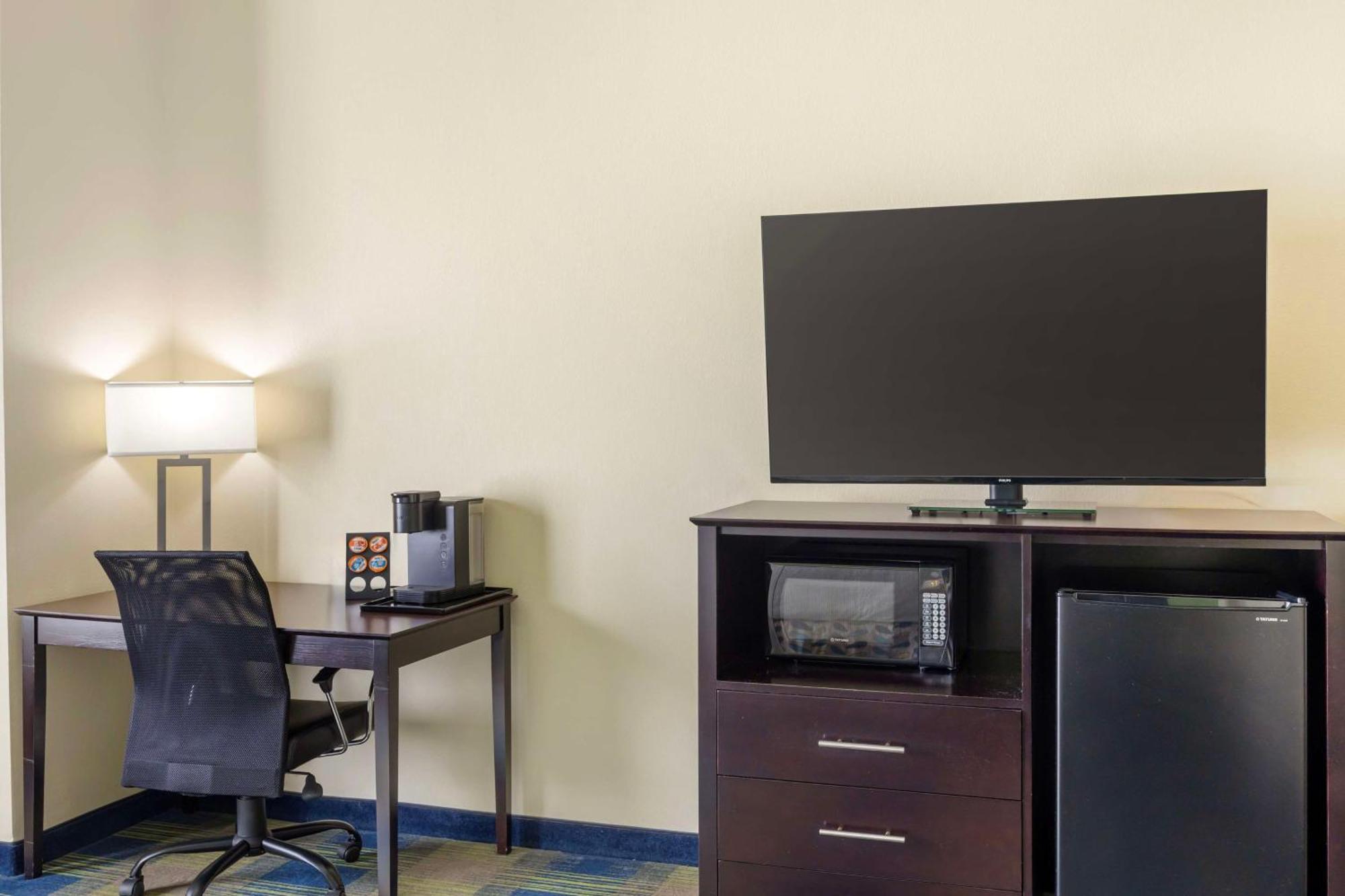 Best Western Plus Pratt Exterior photo