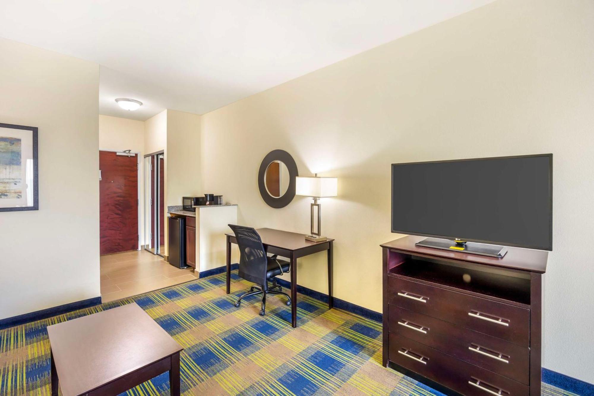 Best Western Plus Pratt Exterior photo