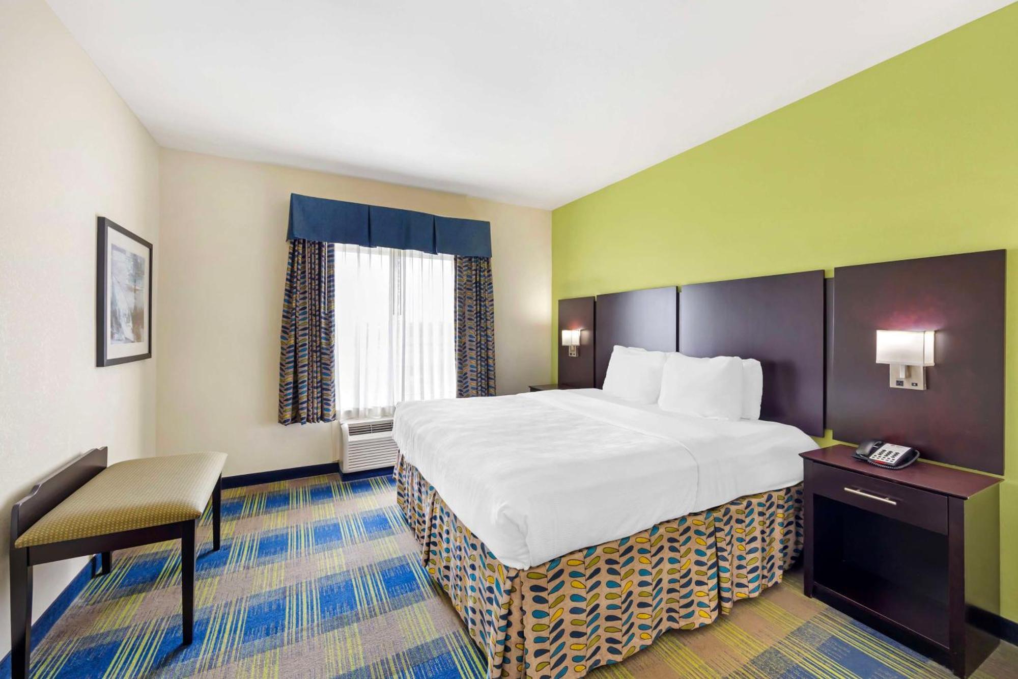 Best Western Plus Pratt Exterior photo