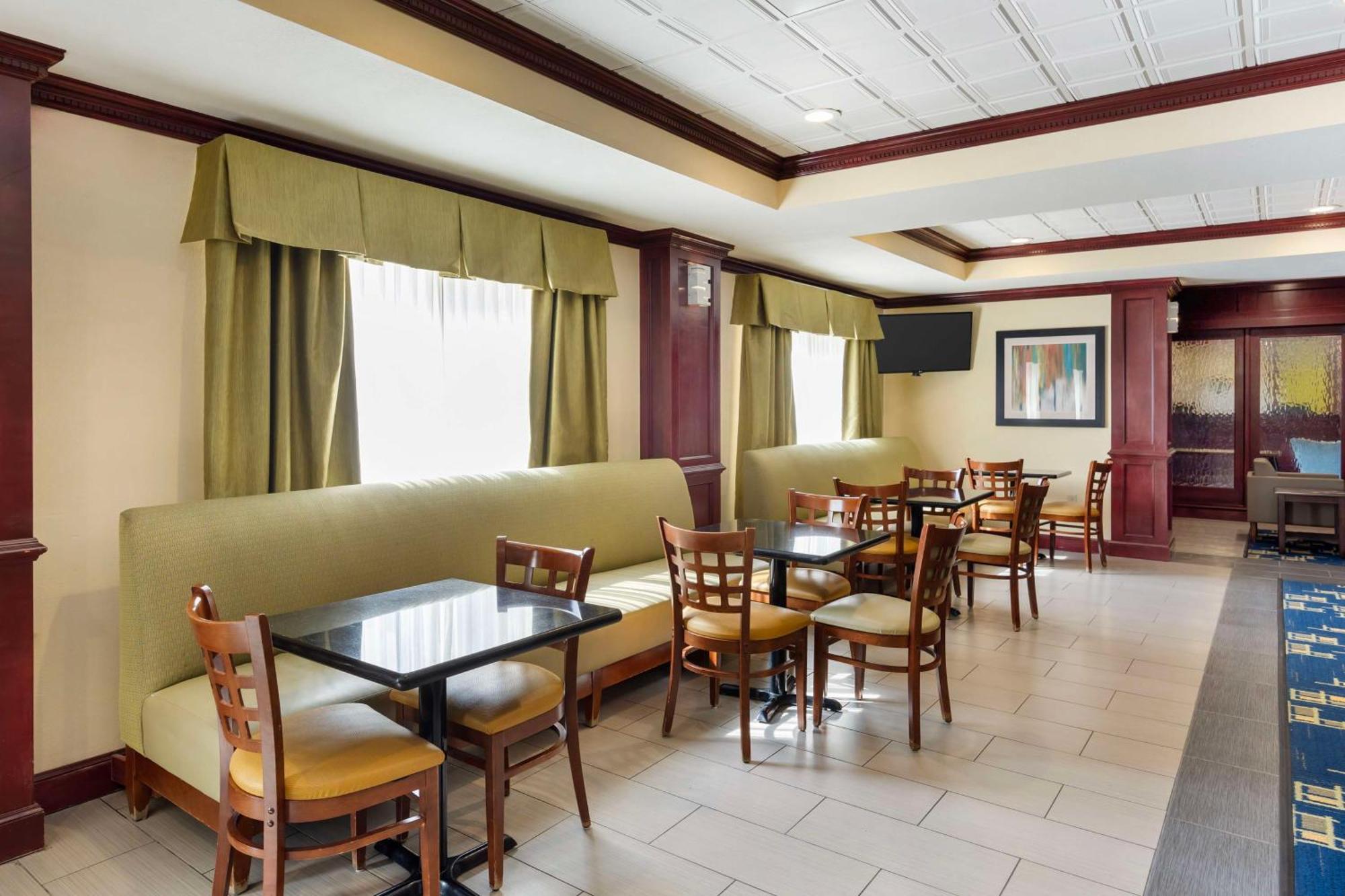 Best Western Plus Pratt Exterior photo