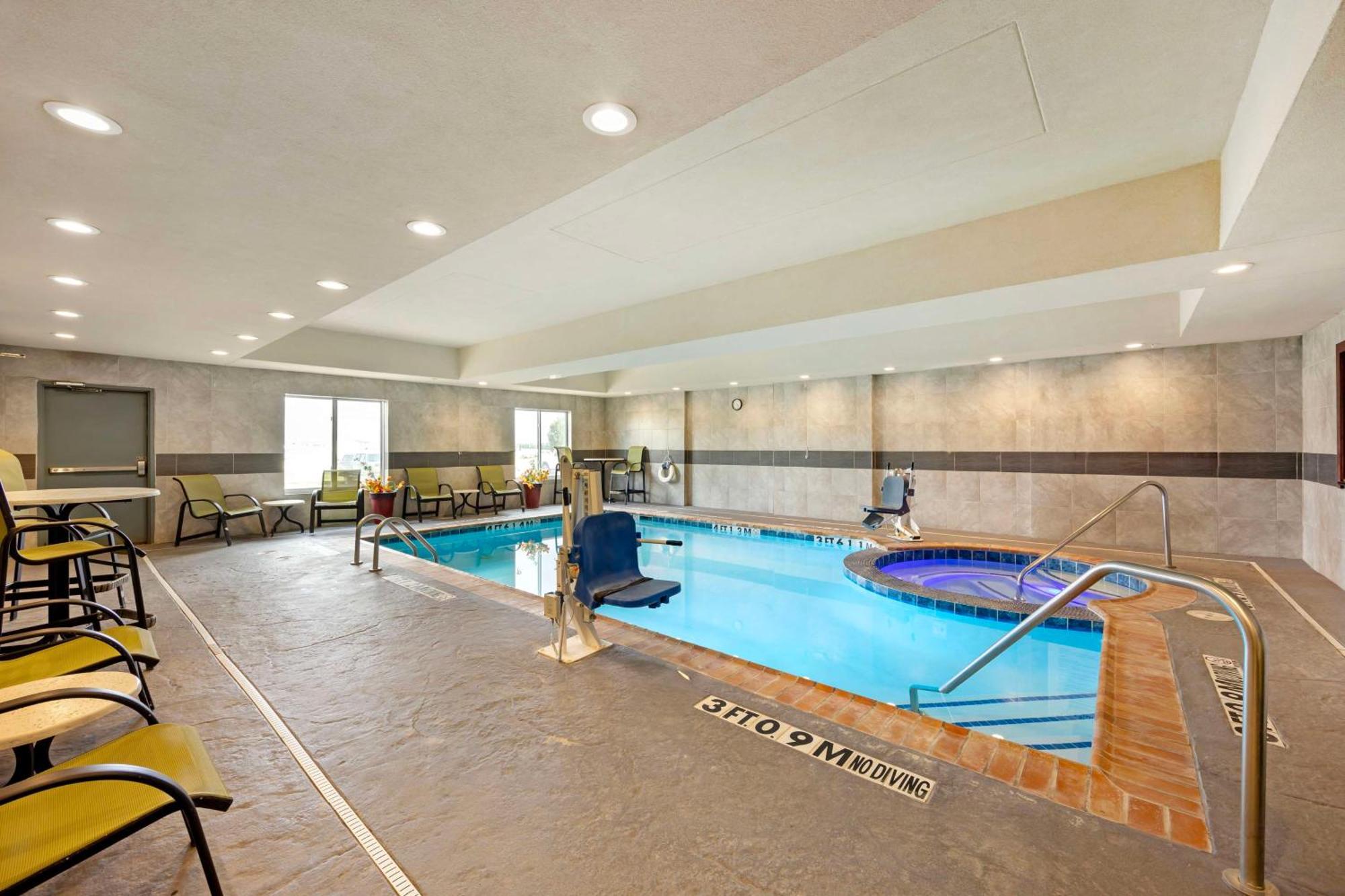 Best Western Plus Pratt Exterior photo