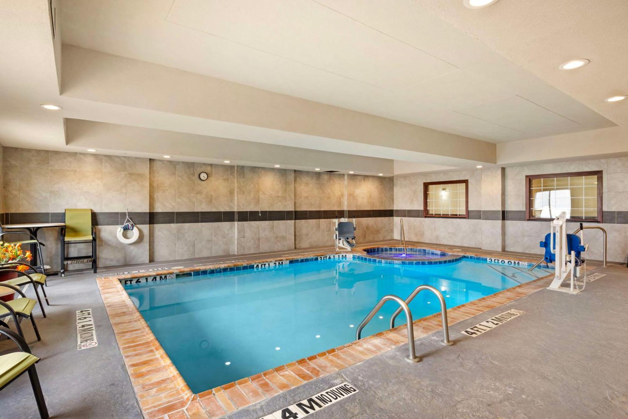 Best Western Plus Pratt Exterior photo