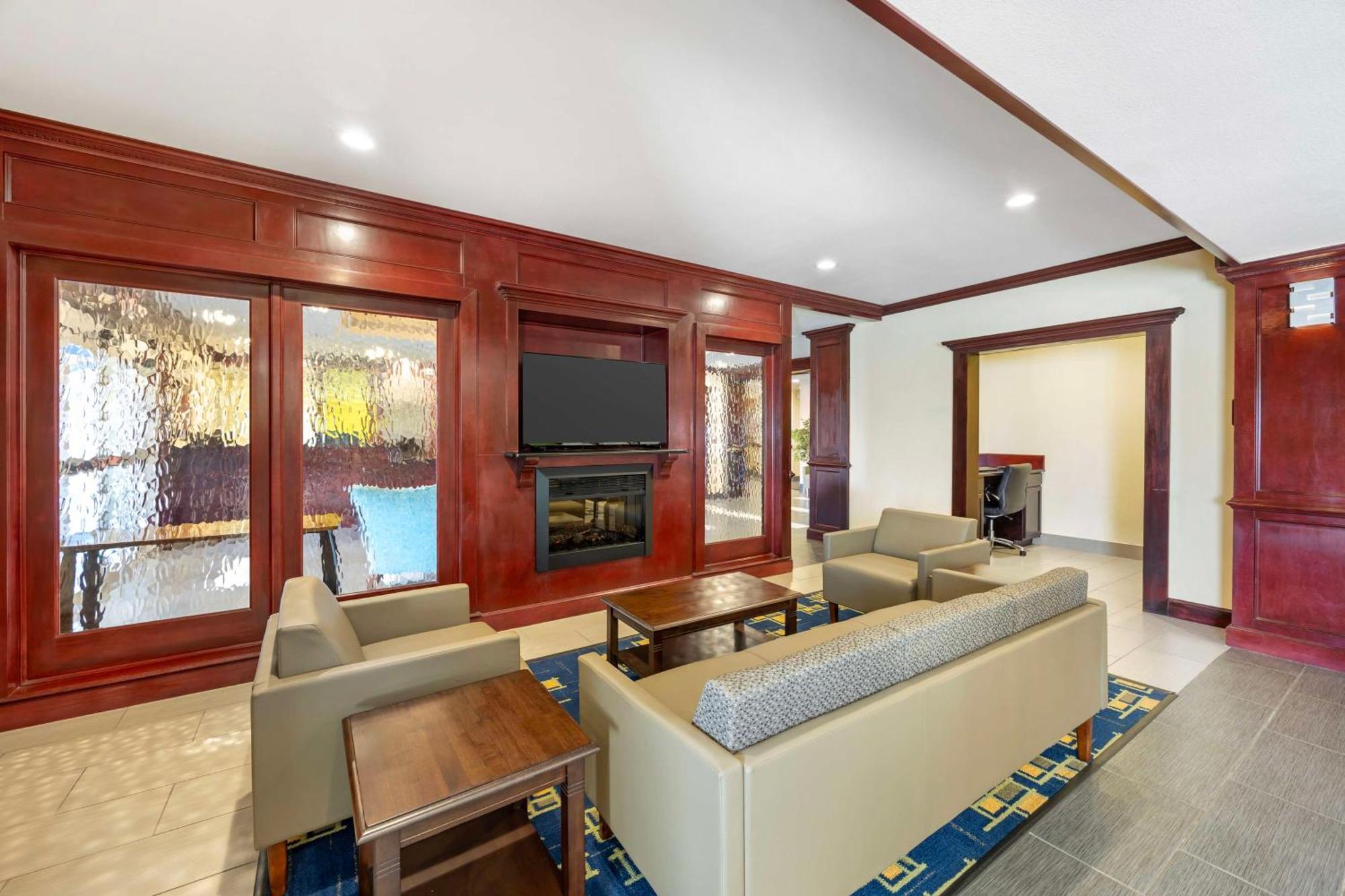 Best Western Plus Pratt Exterior photo