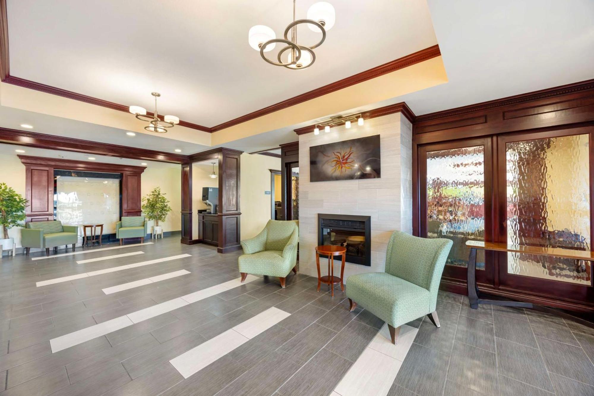 Best Western Plus Pratt Exterior photo