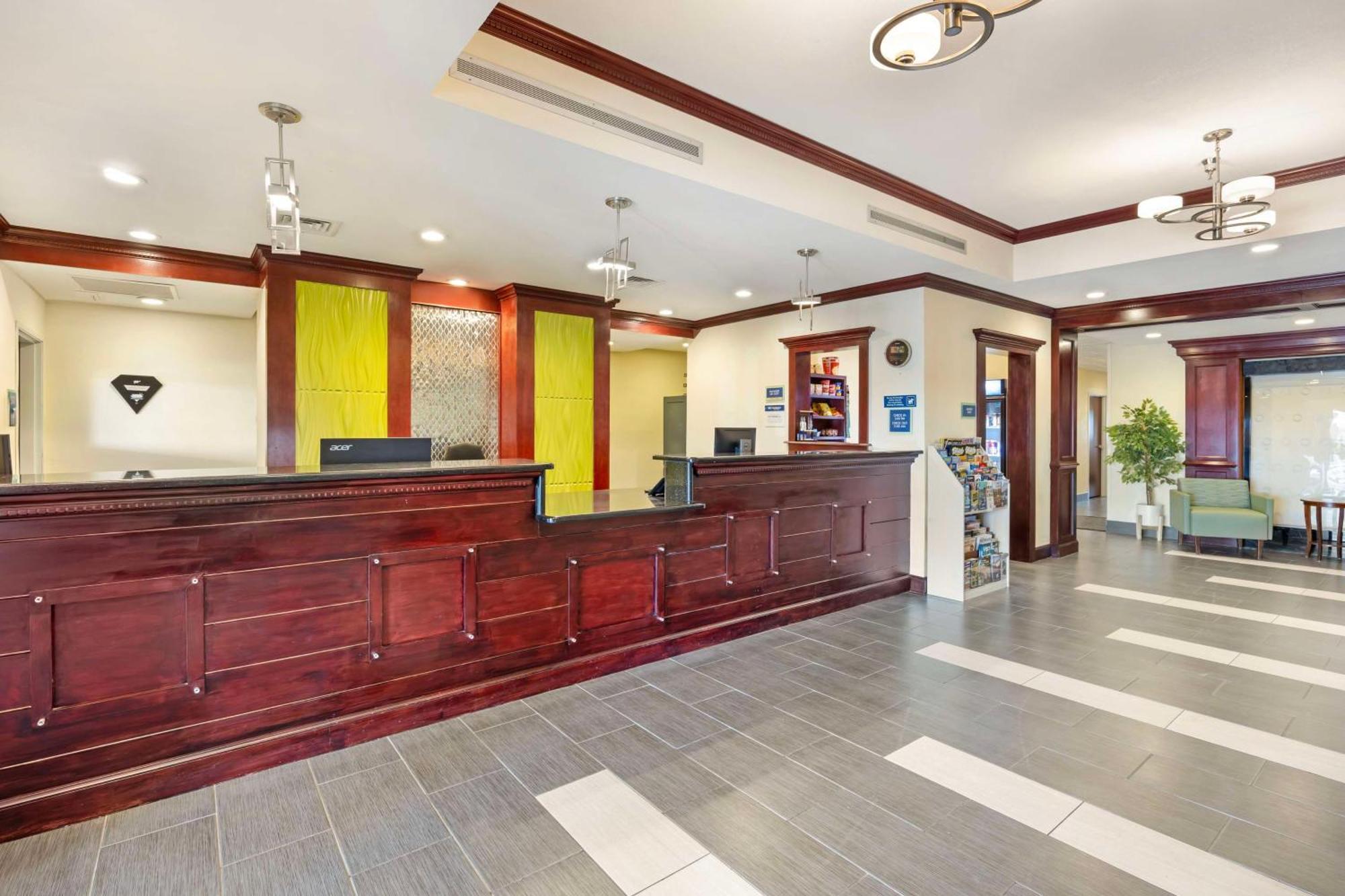 Best Western Plus Pratt Exterior photo