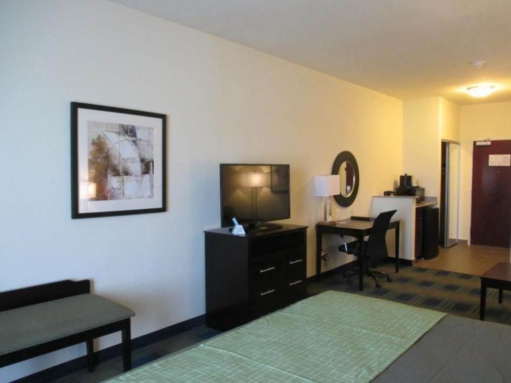 Best Western Plus Pratt Exterior photo