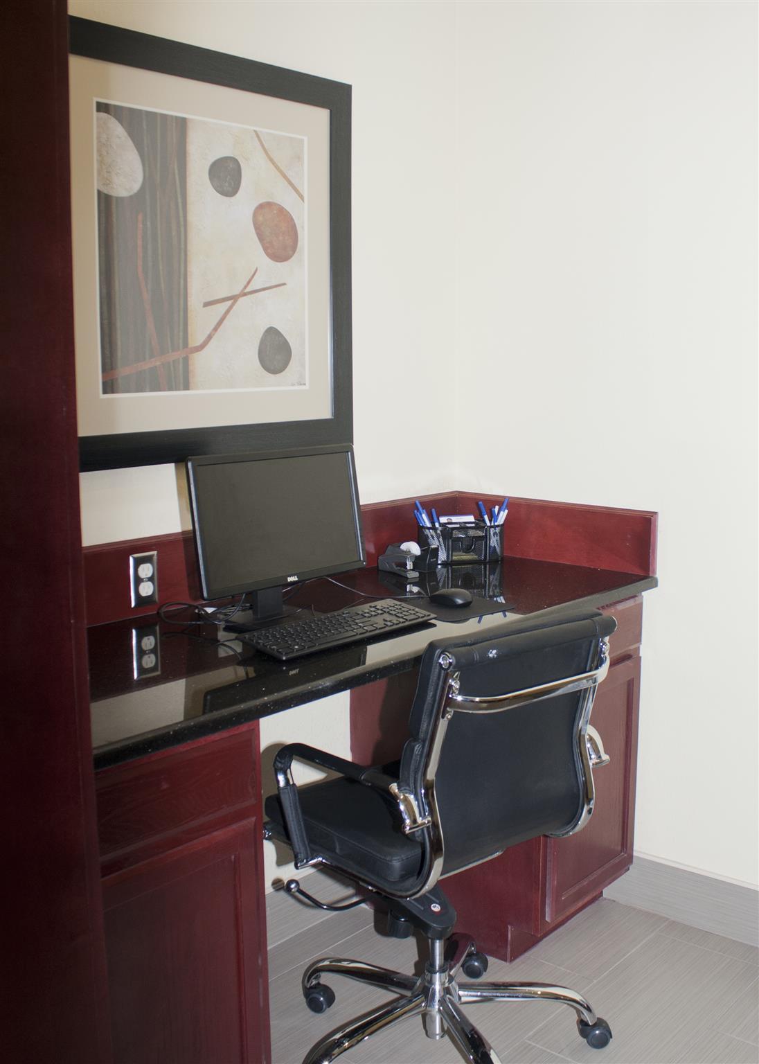 Best Western Plus Pratt Exterior photo