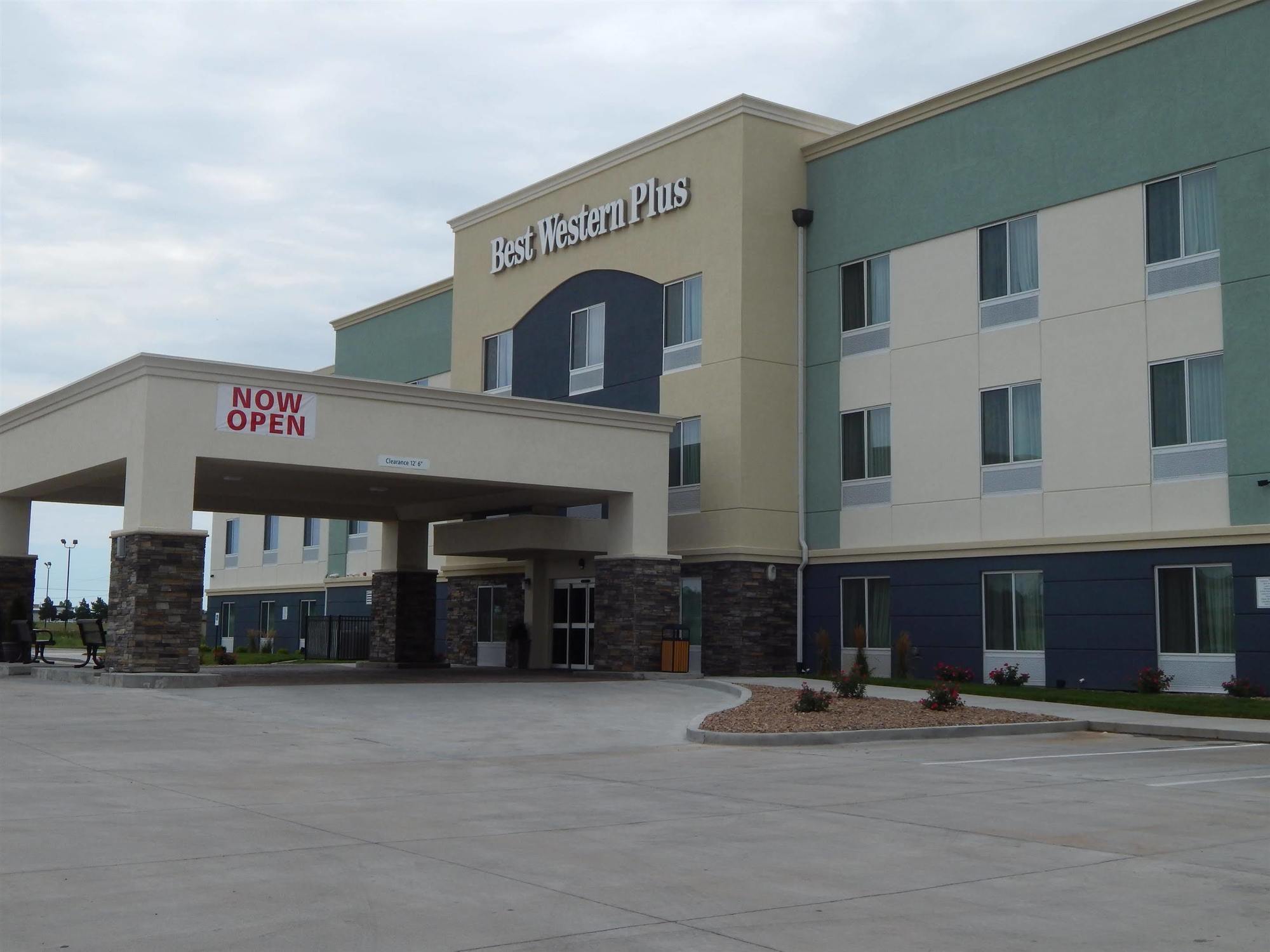 Best Western Plus Pratt Exterior photo
