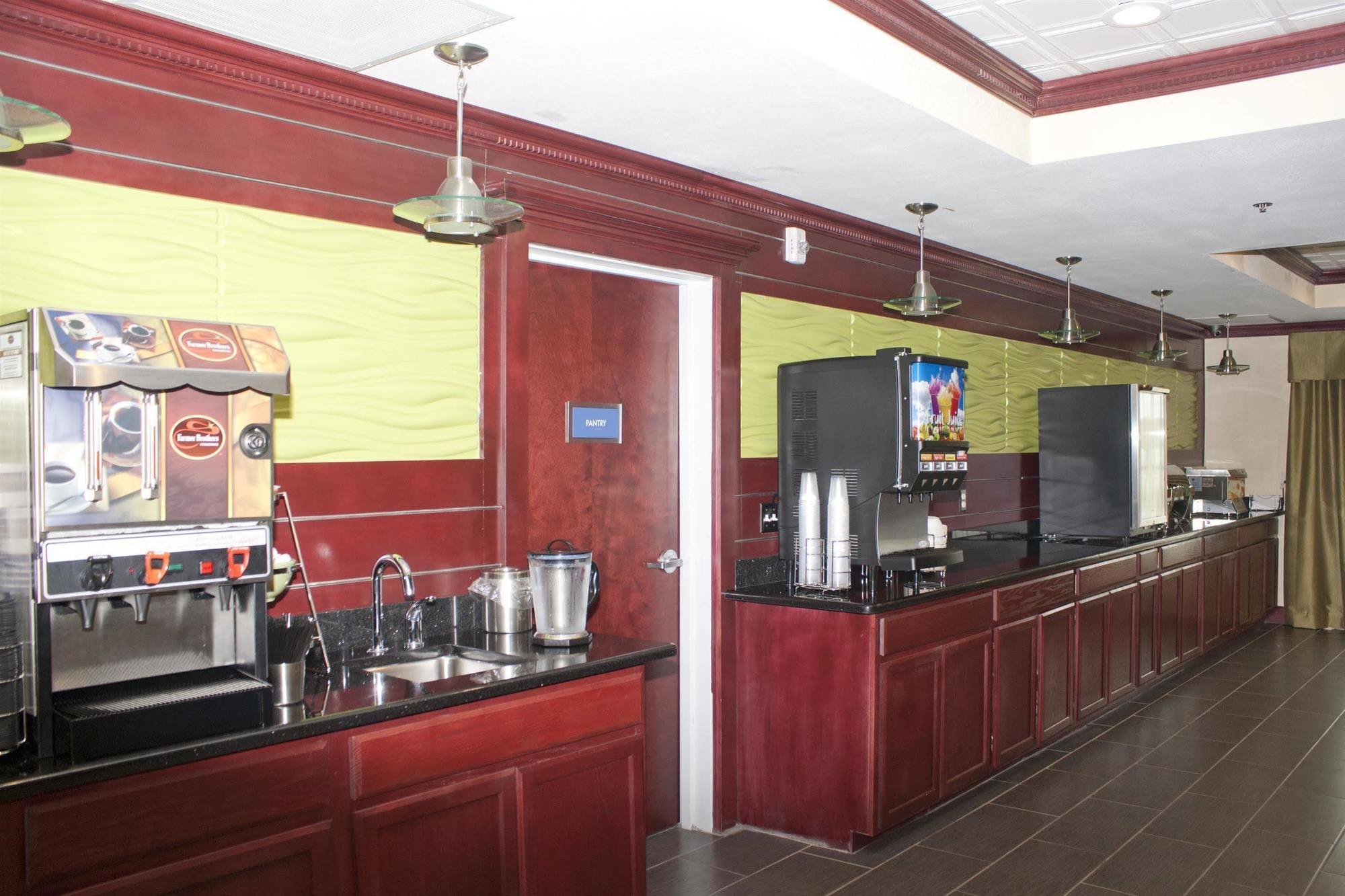 Best Western Plus Pratt Exterior photo