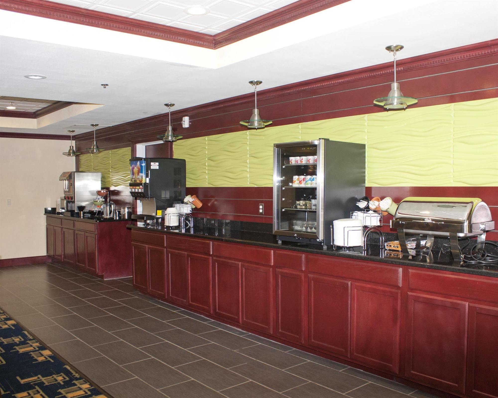 Best Western Plus Pratt Exterior photo