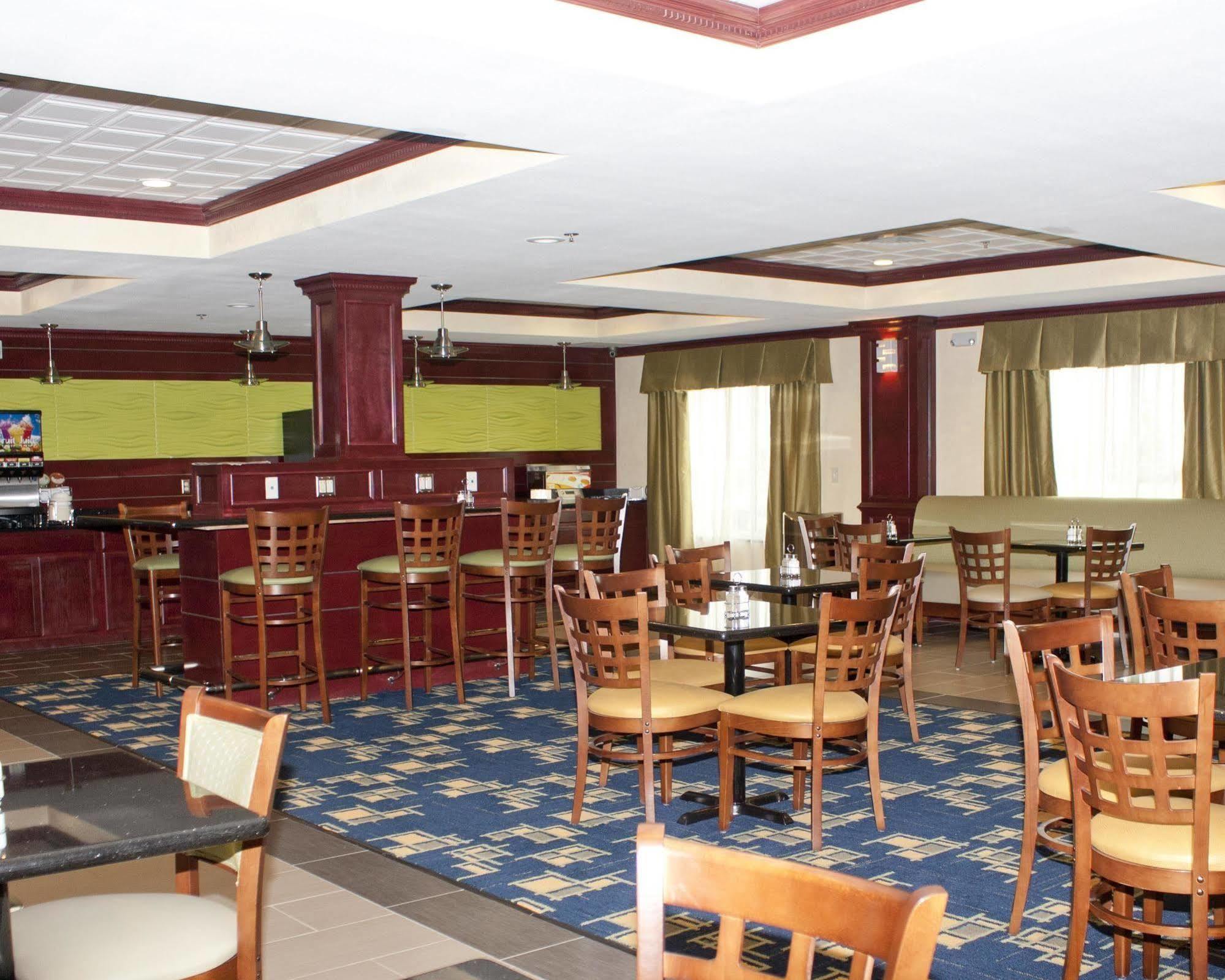 Best Western Plus Pratt Exterior photo